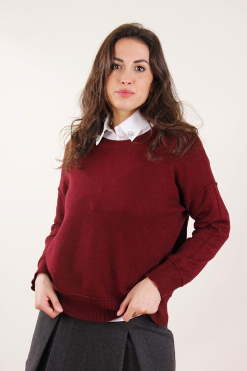 MAGLIA SCOLLO ROTONO CON CUCITURE A VISTA SULLE MANICHE