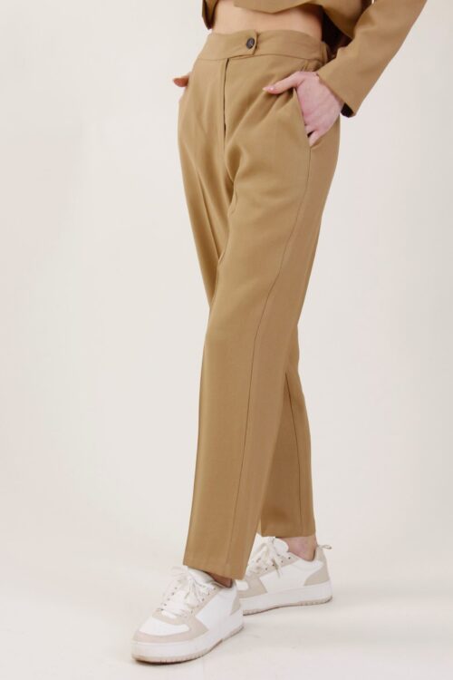 Alternative view of PANTALONI CON BOTTONE A CHIUSURA LATERALE