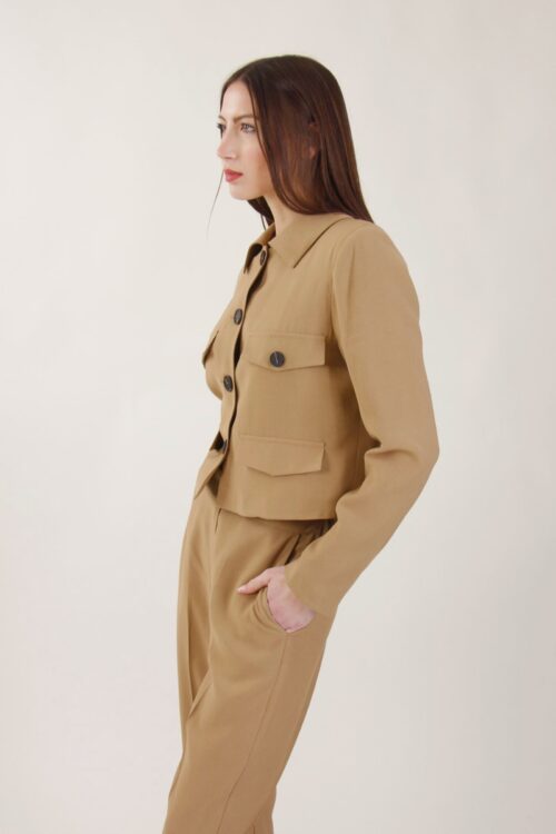 Alternative view of GIACCA CORTA CON BOTTONI