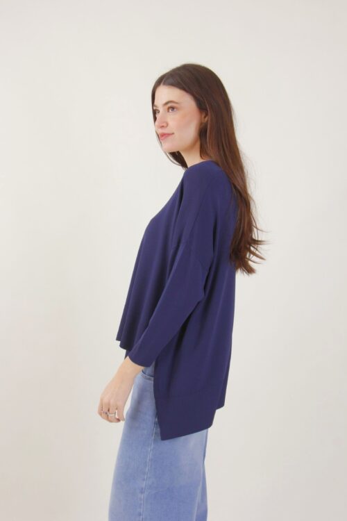 Alternative view of MAGLIA ASIMMETRICA A MANICHE LUNGHE SCOLLO A V