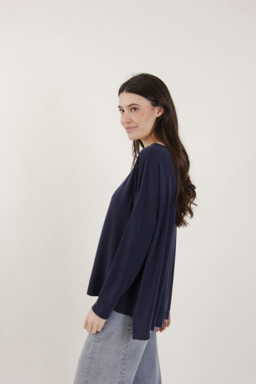 Alternative view of MAGLIA A MANICHE LUNGHE CON SPALLA SCESA