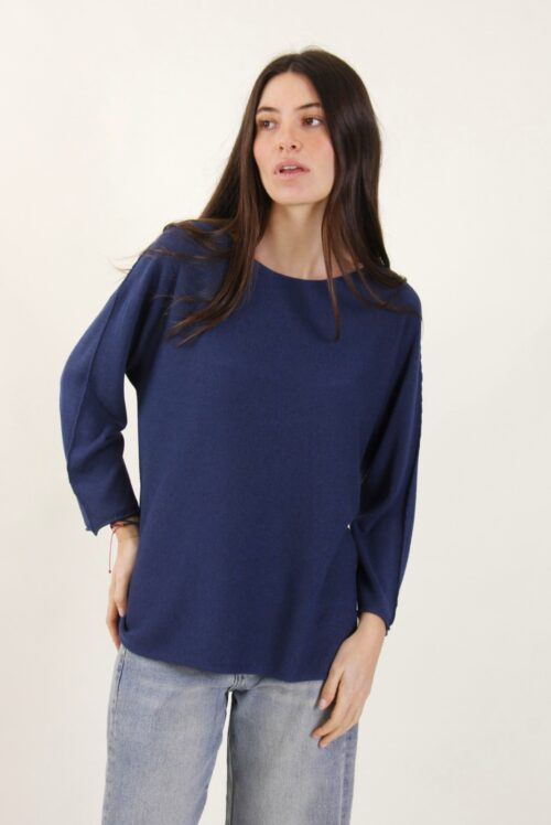 MAGLIA CON ORLI A TAGLIO VIVO