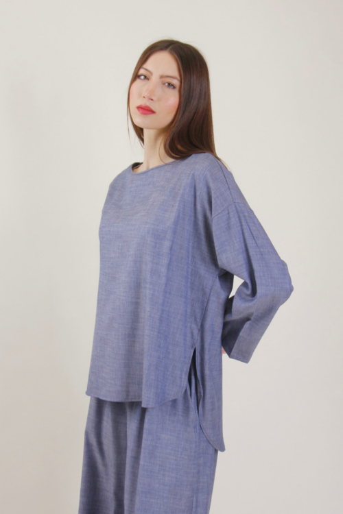 Alternative view of MAGLIA SCOLLO ROTONDO DAL TAGLIO ASIMMETRICO