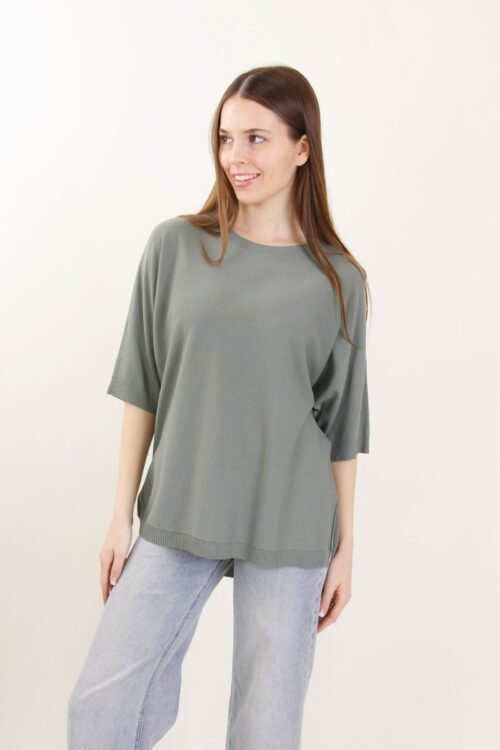 MAGLIA GIROCOLLO A MANICHE CORTE DAL TAGLIO ASIMMETRICO