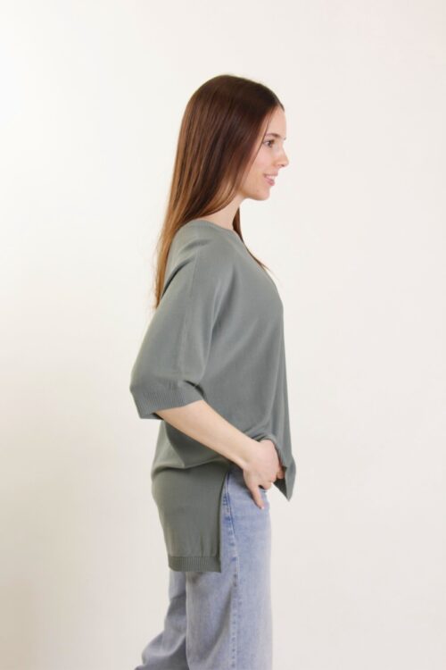 Alternative view of MAGLIA GIROCOLLO A MANICHE CORTE DAL TAGLIO ASIMMETRICO