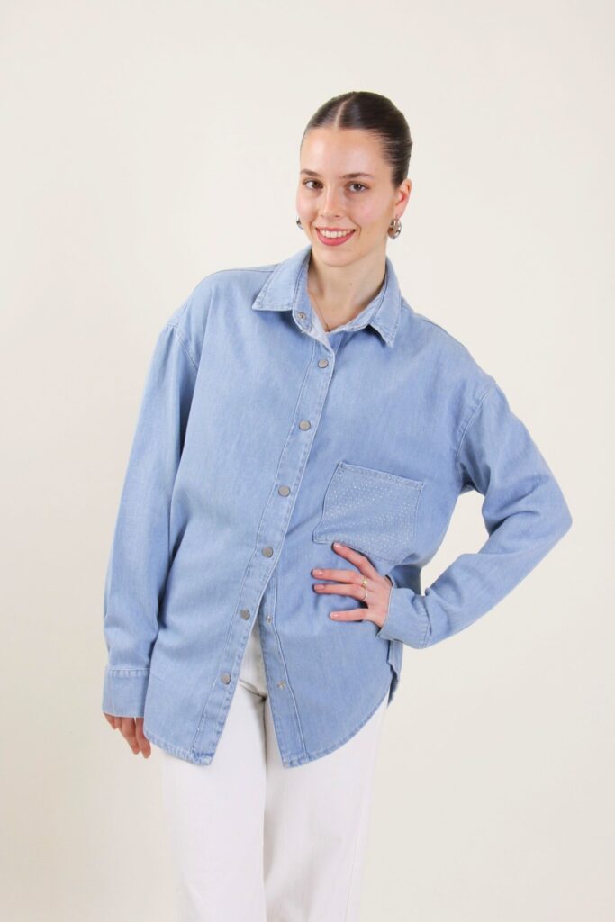 CAMICIA IN DENIM CON STRASS SU TASCA 