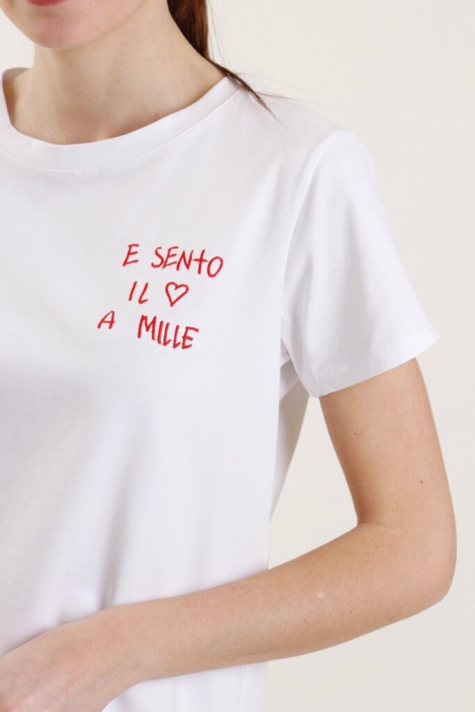T-SHIRT STAMPA “E SENTO IL CUORE A MILLE” 