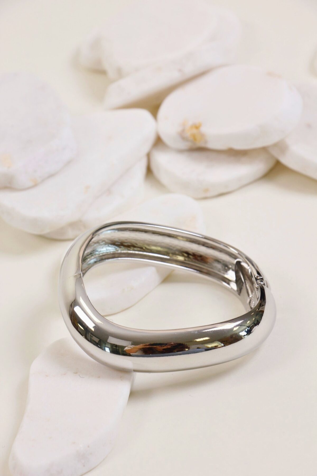 BRACCIALE RIGIDO IN METALLO LUCIDO