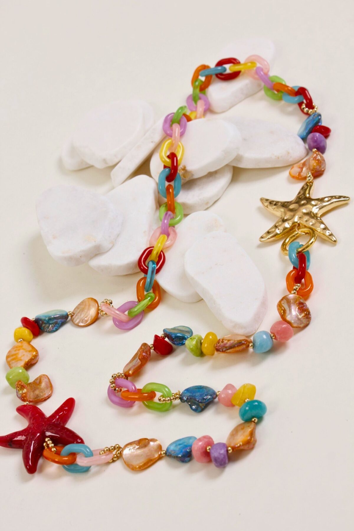COLLANA COLORATA CON PIETRE E STELLE MARINE