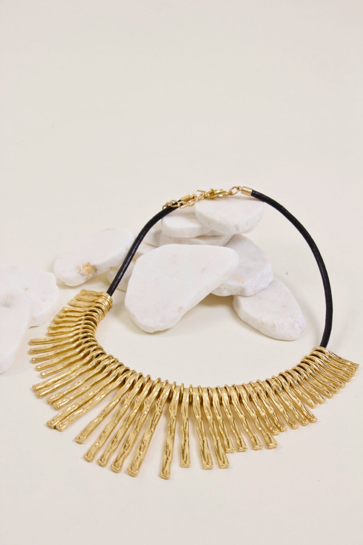 COLLANA CON PENDENTI E CORDINO NERO