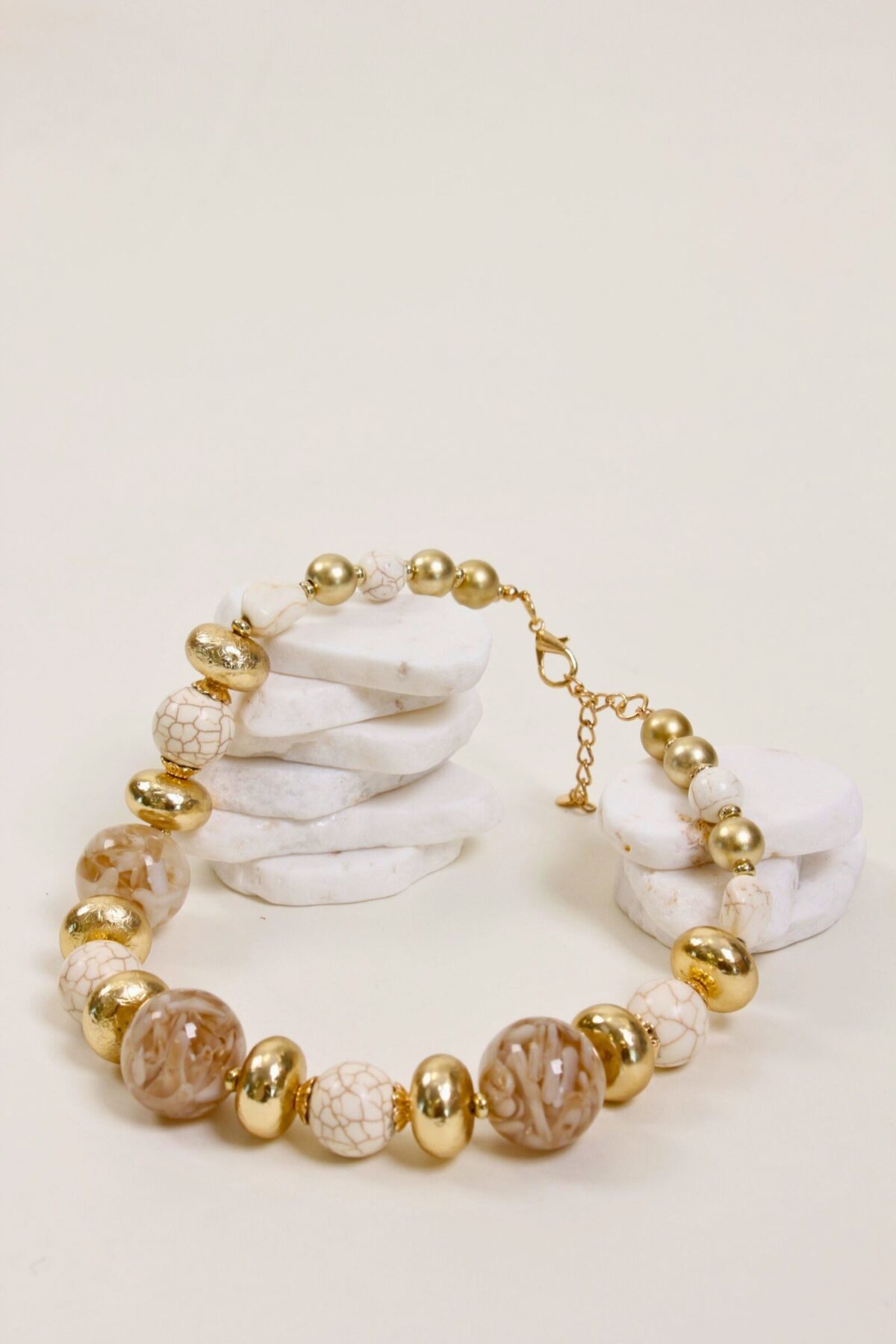 COLLANA CON PERLE EFFETTO MARMORIZZATO