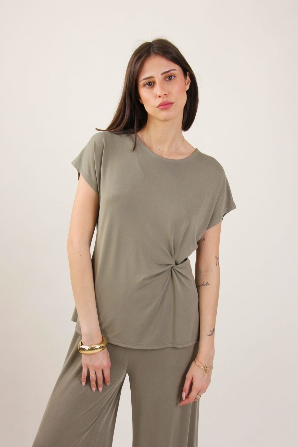 MAGLIA A MANICHE CORTE CON NODO LATERALE