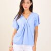MAGLIA A MANICHE CORTE CON DETTAGLIO INCROCIATO SUL PETTO - Sky blue, TU