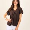 MAGLIA A MANICHE CORTE CON DETTAGLIO INCROCIATO SUL PETTO - Dark Brown, TU