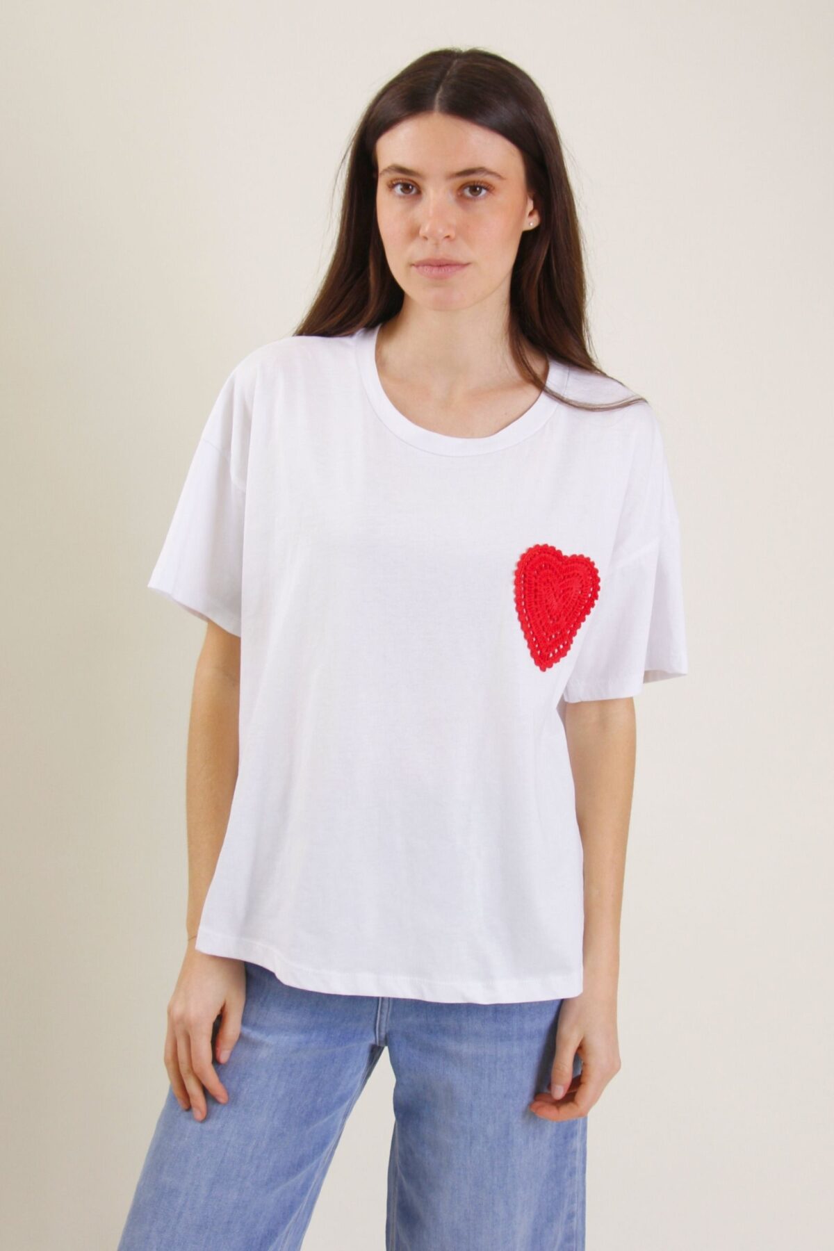 T-SHIRT CON APPLICAZIONE CROCHET A FORMA DI CUORE