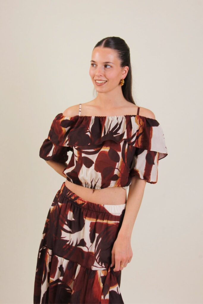 OFF-SHOULDER CROP TOP WITH TROPICAL PRINT AND RUFFLE 