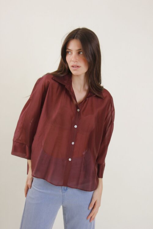 CAMICIA SEMITRASPARENTE DALLA LINEA AMPIA