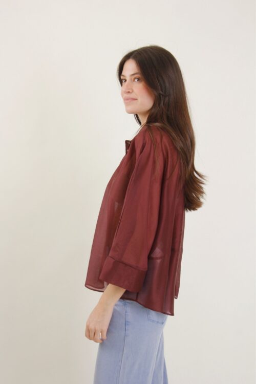 Alternative view of CAMICIA SEMITRASPARENTE DALLA LINEA AMPIA