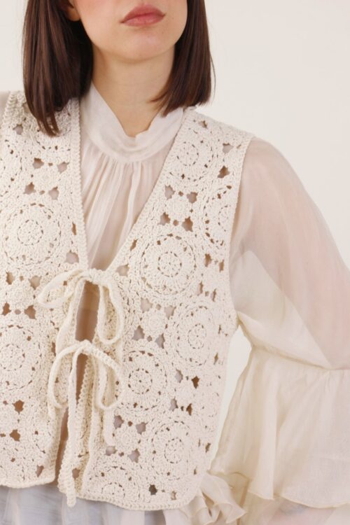 Alternative view of GILET CROCHET CON LACCETTI