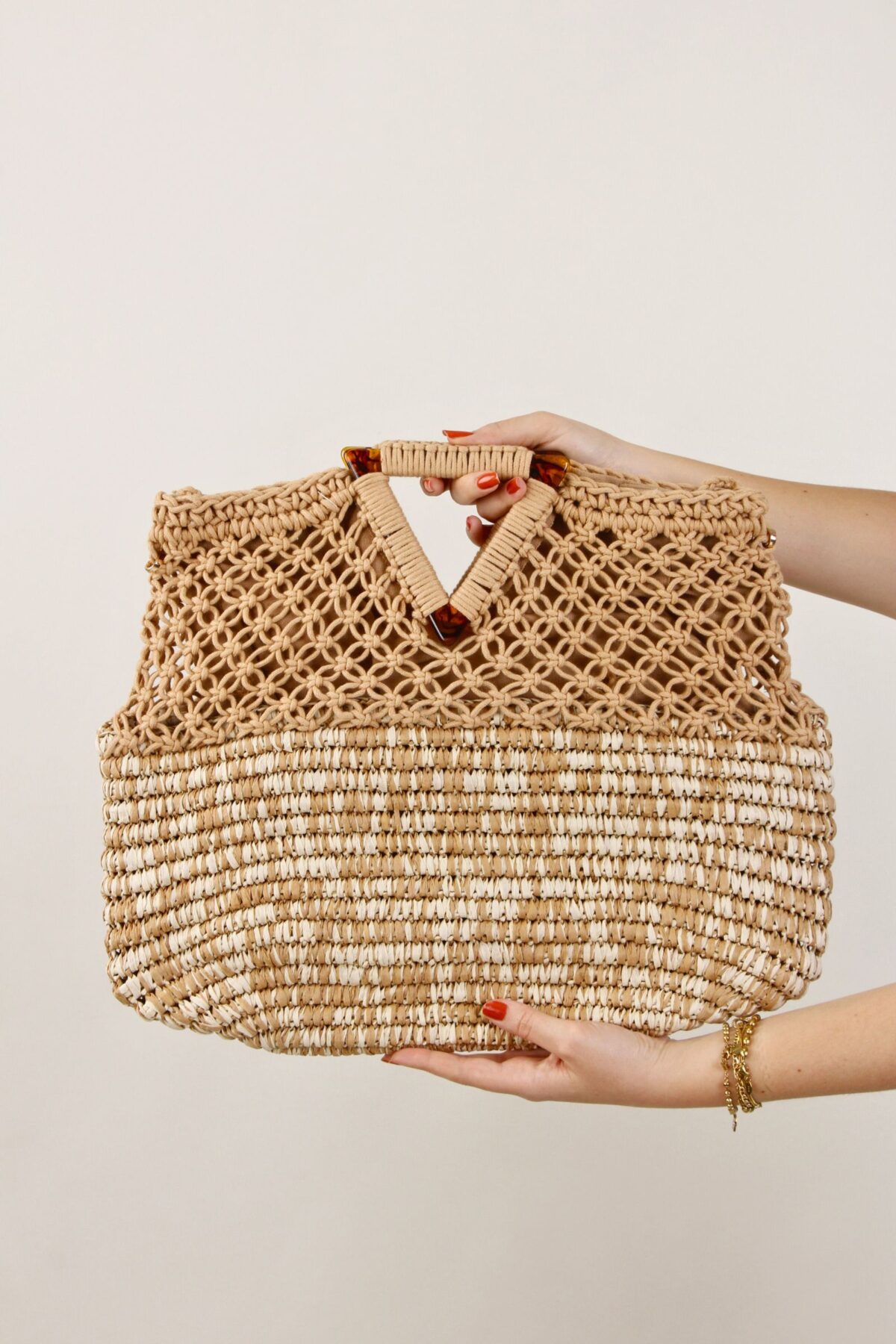 BORSA IN RAFIA CON MANICO TRIANGOLARE
