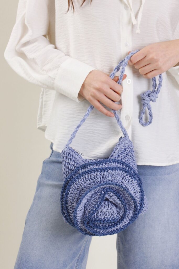 BORSA A TRACOLLA IN RAFIA CON FIORE APPLICATO 