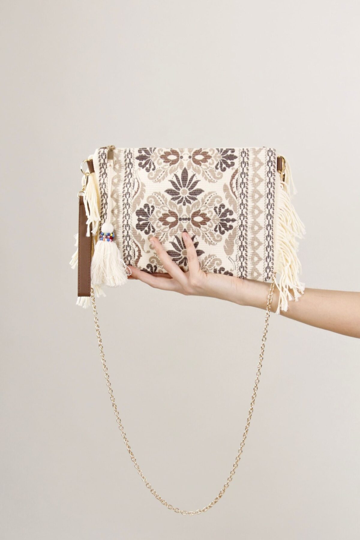 POCHETTE IN TESSUTO CON FRANGE E NAPPINA