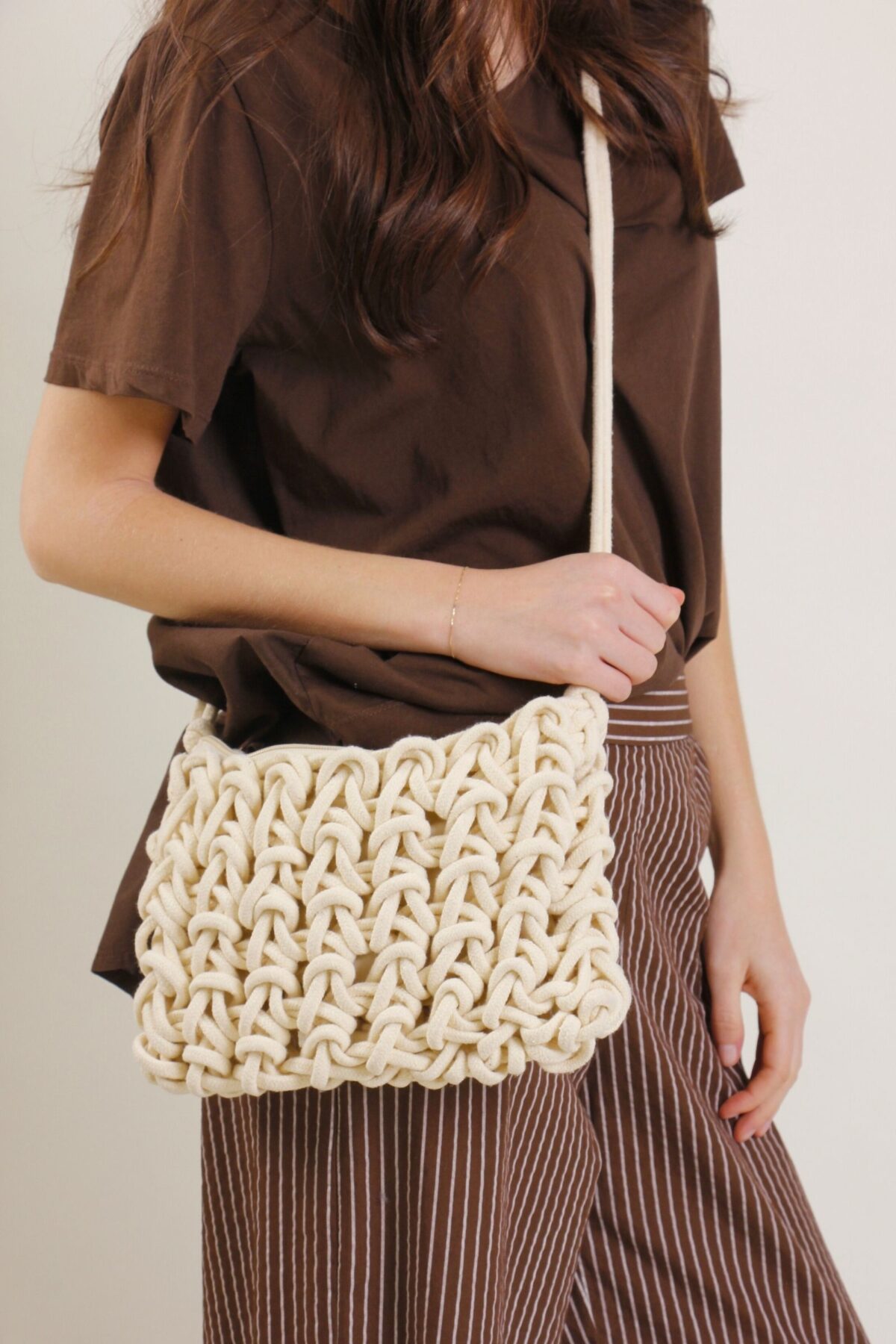 BORSA A SPALLA IN CORDA INTRECCIATA CON ZIP
