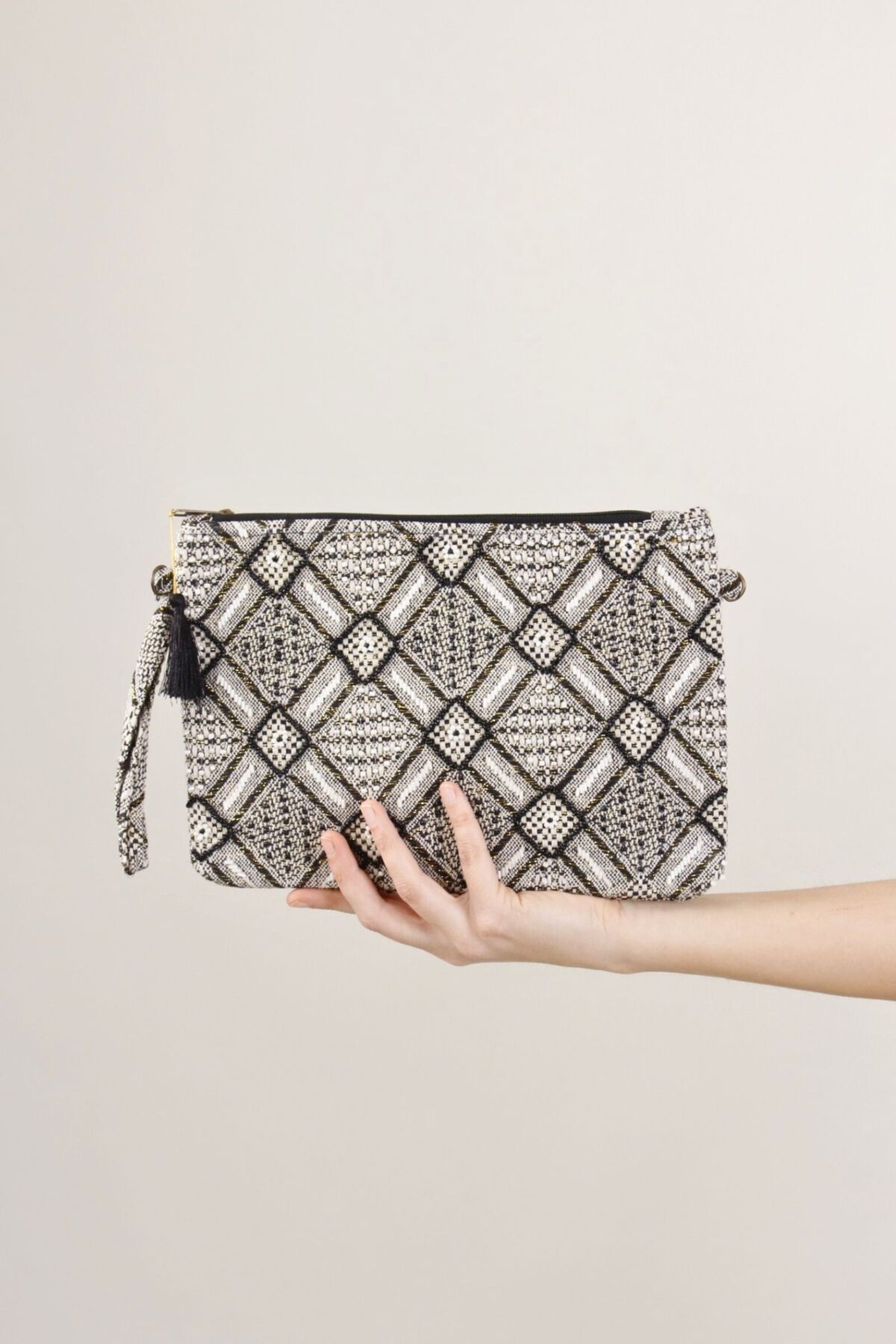 POCHETTE IN TESSUTO CON DISEGNO GEOMETRICO E NAPPINA