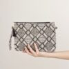 POCHETTE IN TESSUTO CON DISEGNO GEOMETRICO E NAPPINA - Nero, TU