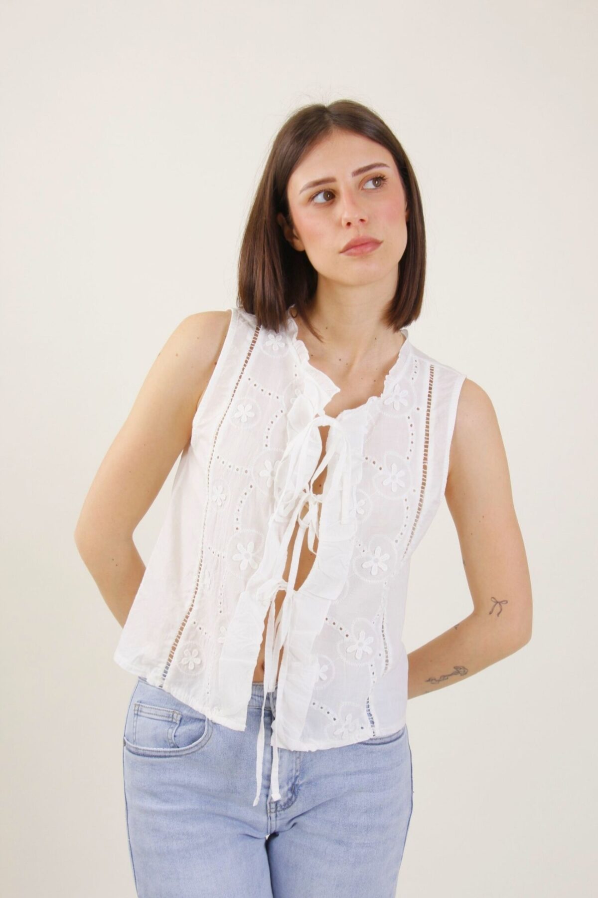 GILET IN COTONE RICAMATO CON LACCETTI