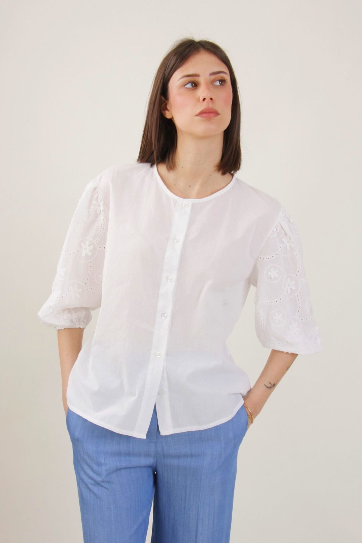 CAMICIA IN COTONE CON MANICHE RICAMATE A PALLONCINO