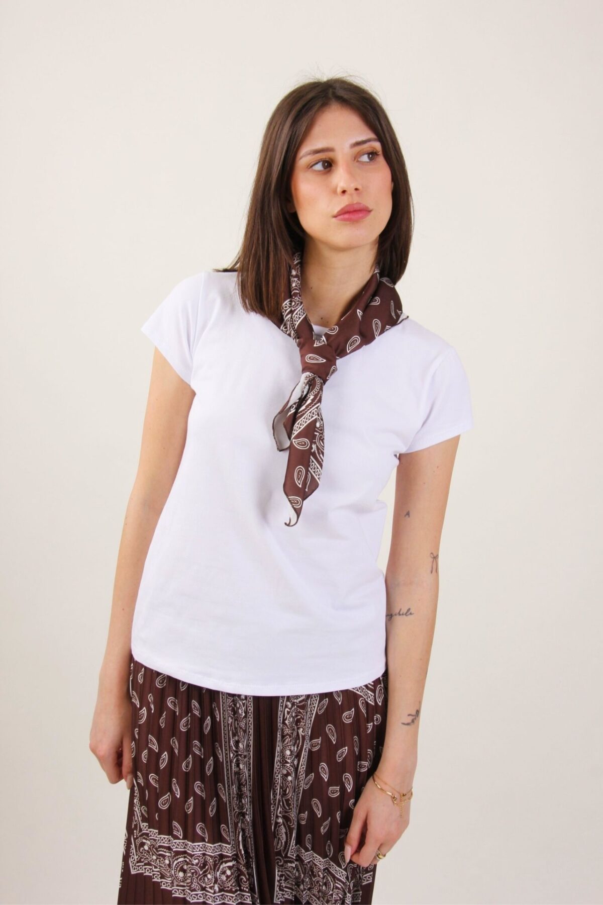 T-SHIRT BASIC CON FOULARD BANDANA