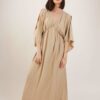 ABITO LUNGO SCOLLO A V CON MANICHE AMPIE E SPACCO - Beige, TU