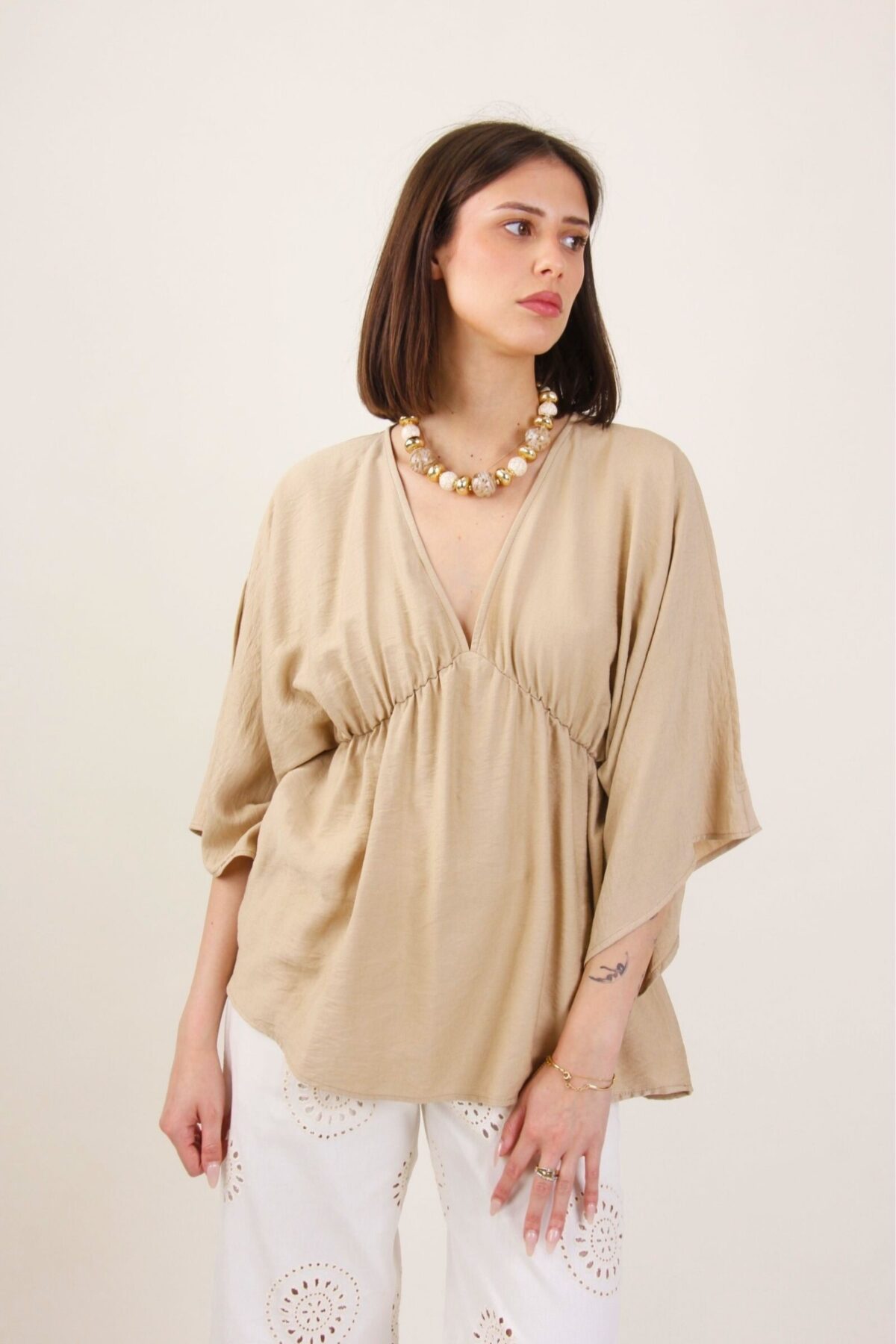 BLUSA SCOLLO A V CON MANICHE AMPIE