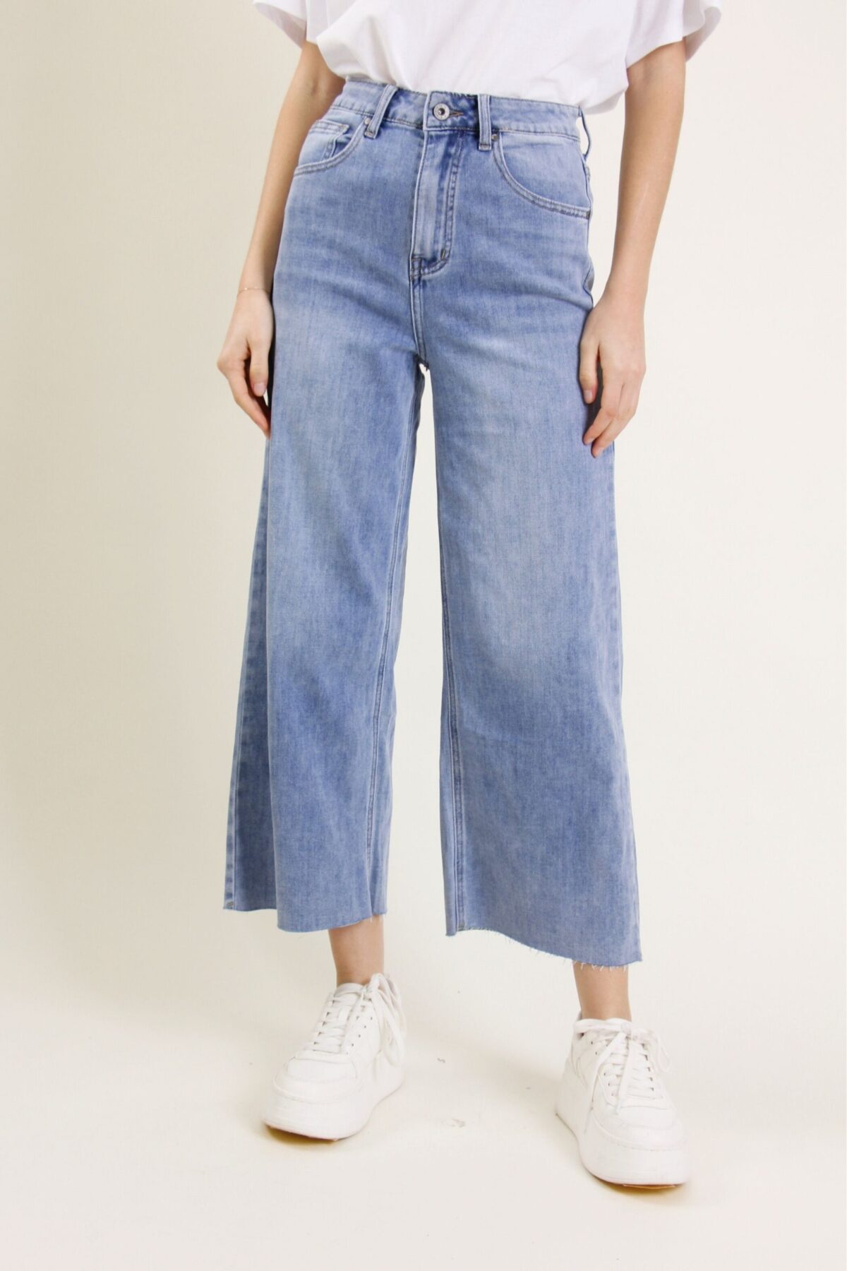 JEANS CROP CON ORLI A TAGLIO VIVO