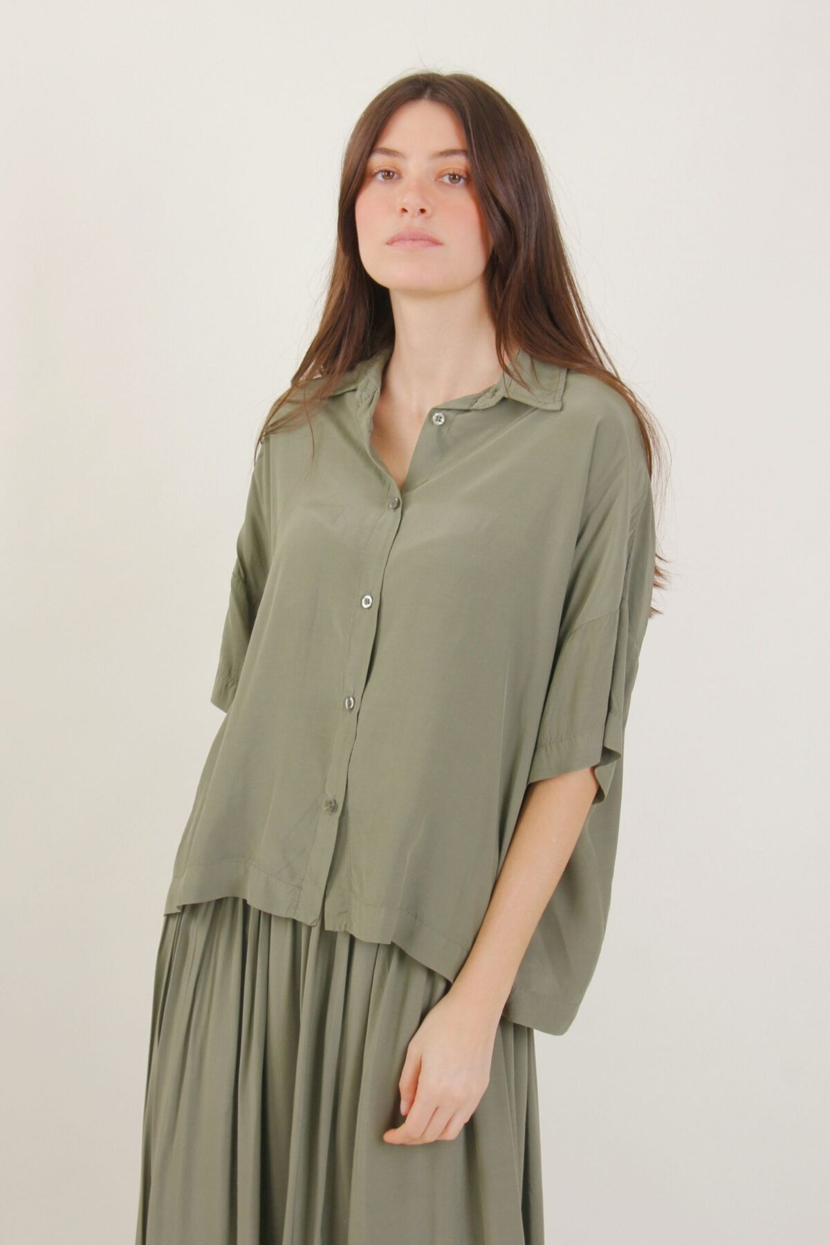 CAMICIA CON SPALLA SCESA A MANICHE CORTE