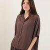 CAMICIA CON SPALLA SCESA A MANICHE CORTE - Moro, TU