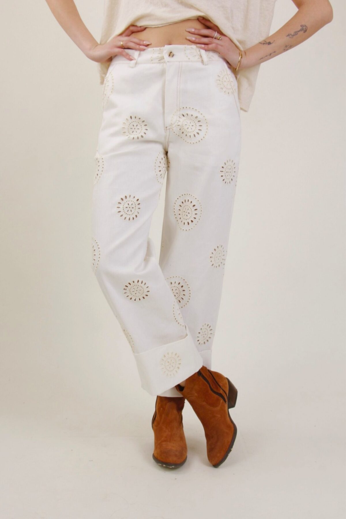 PANTALONI CON RICAMI