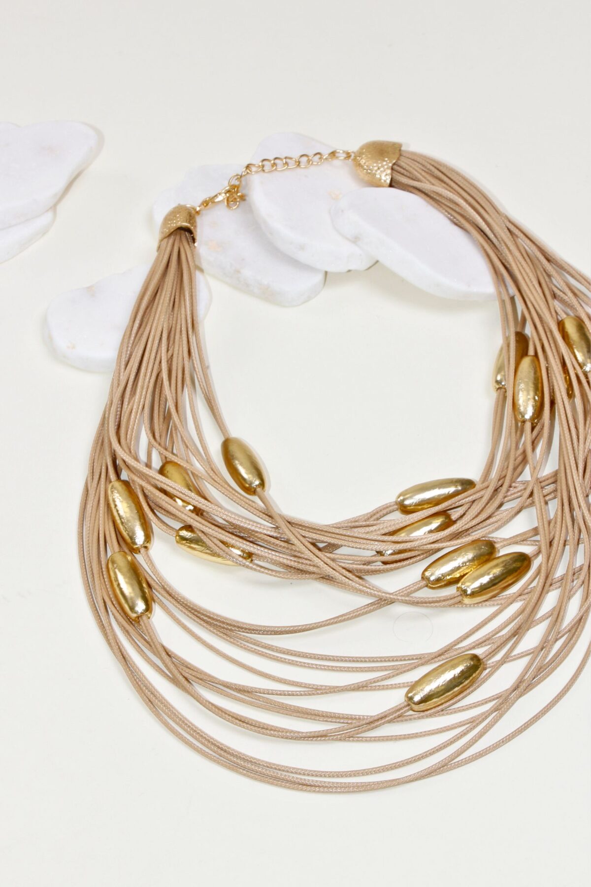 COLLANA MULTIGIRO CON DETTAGLI DORATI