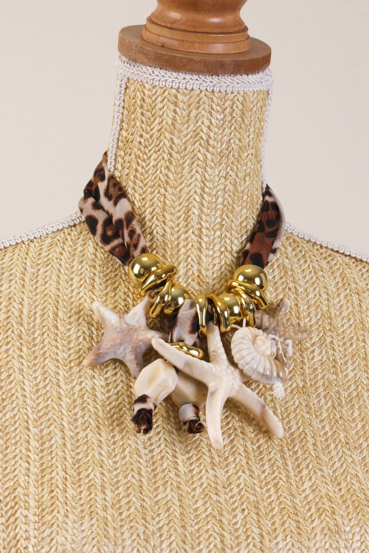 COLLANA CON DETTAGLI MARINI E FOULARD