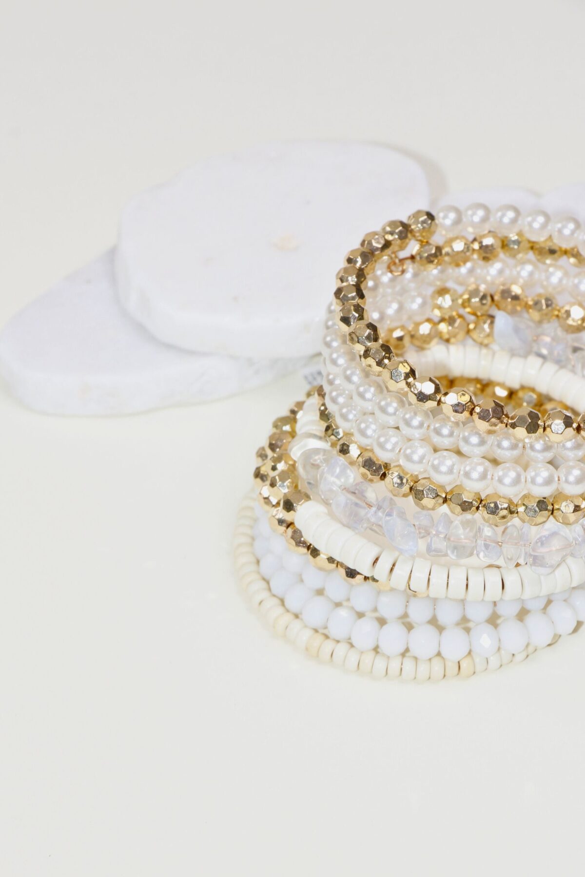 SET DI BRACCIALI CON PERLE E DETTAGLI DORATI
