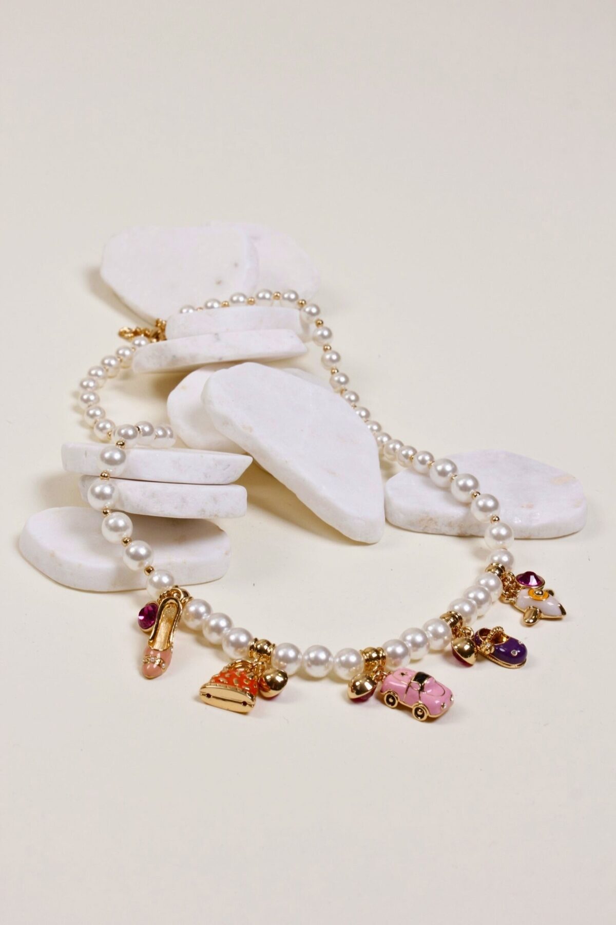 COLLANA PERLE CON CIONDOLI SMALTATI