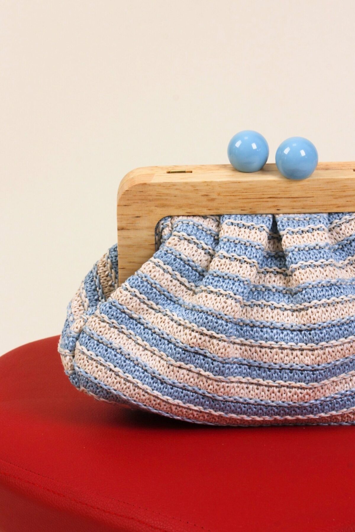 POCHETTE IN RAFIA A RIGHE E CHIUSURA CON SFERE