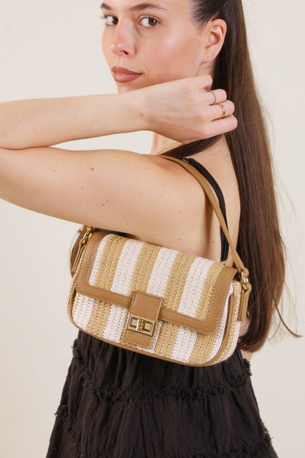 BORSA A SPALLA IN RAFIA A RIGHE CON DETTAGLI IN ECOPELLE