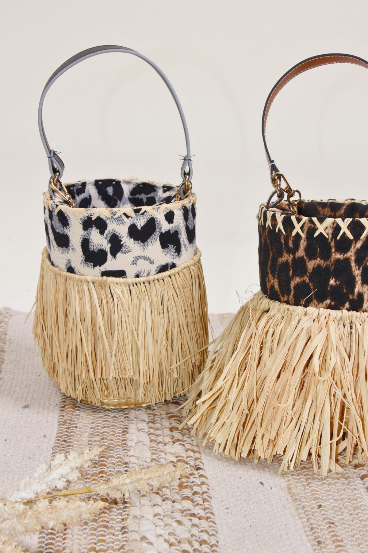 BORSA A SECCHIELLO CON FRANGE IN RAFIA E STAMPA ANIMALIER