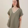 BLUSA IN LINO CON SCOLLO A V RIFINITO - Militare, TU