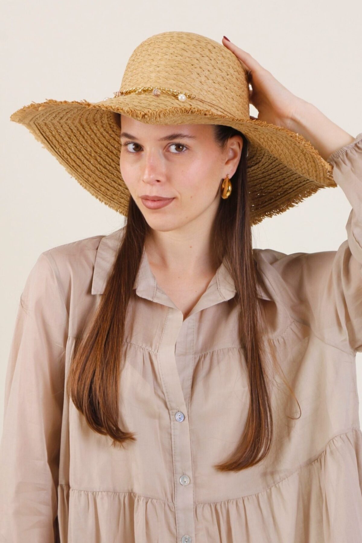 CAPPELLO IN PAGLIA CON CIONDOLI MARINI