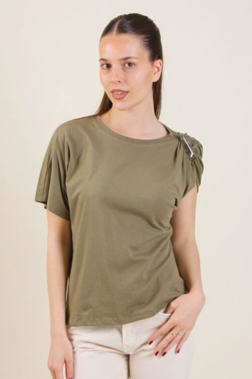 T-SHIRT CON DRAPPEGGIO SULLA SPALLA E DETTAGLIO METALLICO