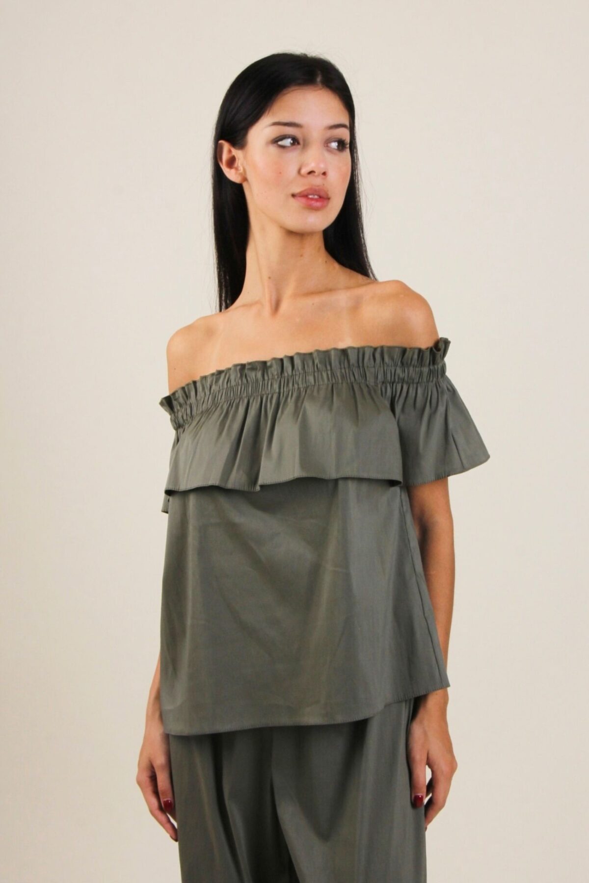 MAGLIA IN POPELINE CON SCOLLO ALLA BARDOT