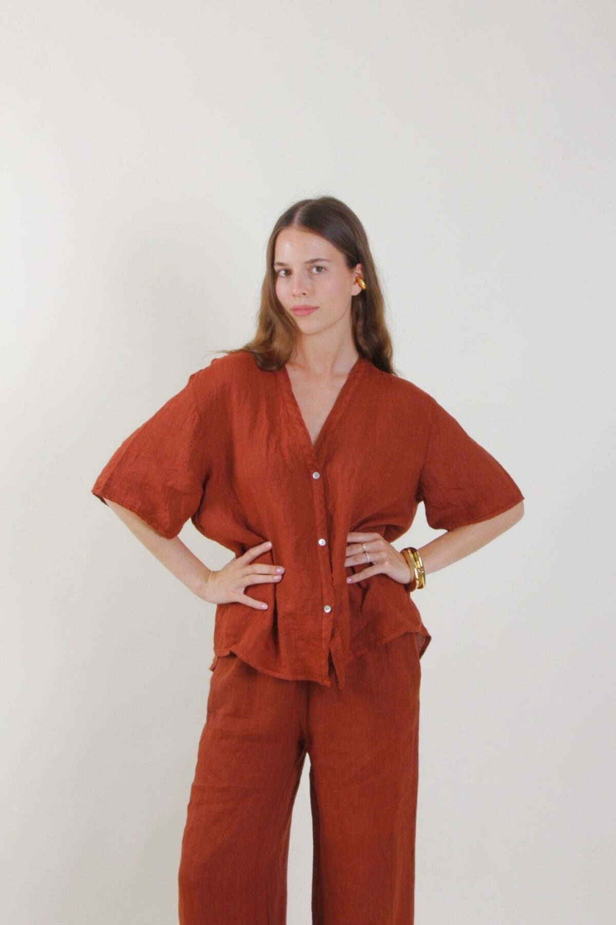 CAMICIA IN LINO A MANICHE CORTE SCOLLO A V